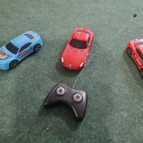 Remote control kids car used with two batteries and two extra cars