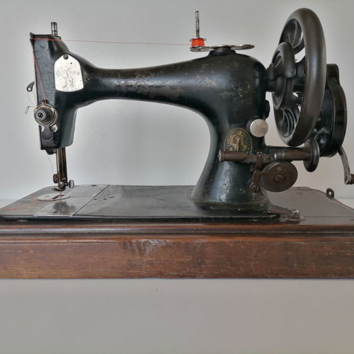 Singer hand-crank sewing machine used from 1892