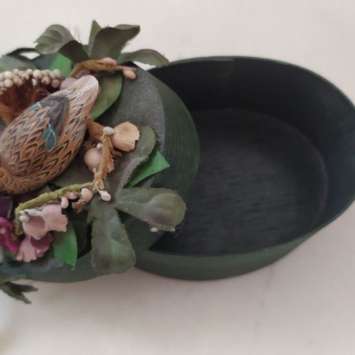 Box like new approximately 12x7 cm
