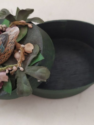 Box like new approximately 12x7 cm