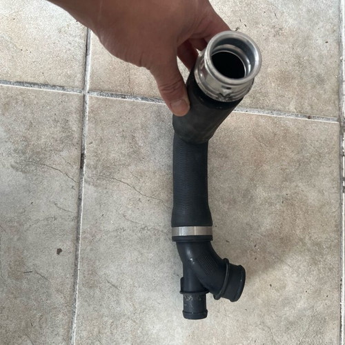 Mercedes clk C classe E classe 200 engine 271 water hose like new