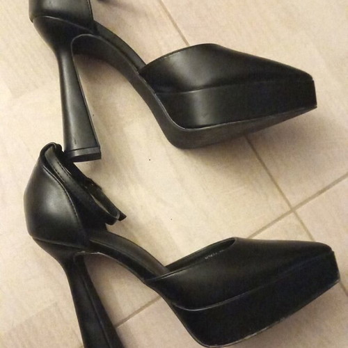 Mia black pumps size 39 like new with strap