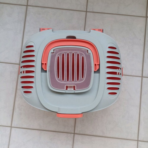 Pet carrier box like new