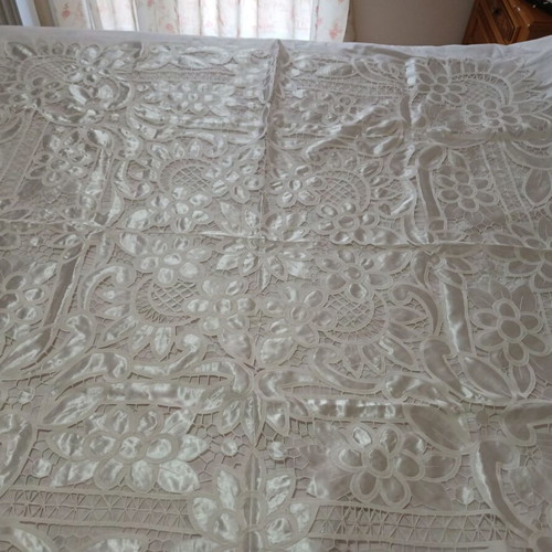 Set of 7 Ice Carre Table Linens new