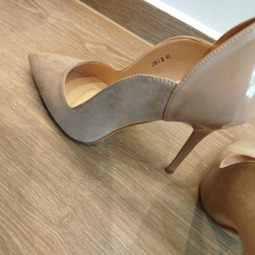 Suede and patent leather pumps like new, beige, size 40