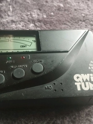 Bass guitar tuner used in working condition