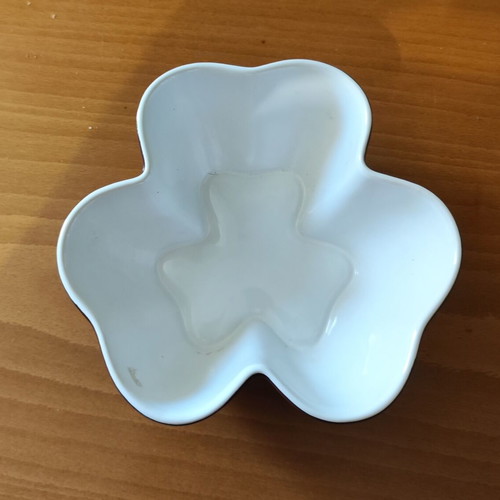 Porcelain flower-shaped bowl like new