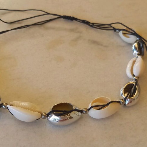 Shell necklace like new, adjustable, white and silver shells