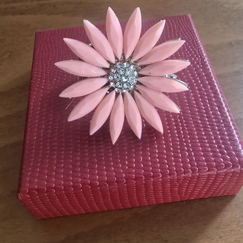 Flower ring adjustable, like new, pink and gold