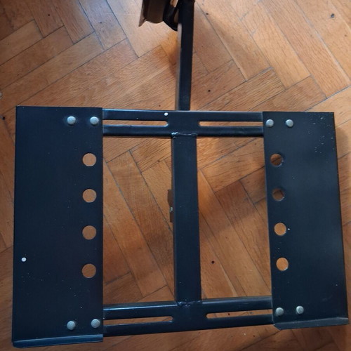 Adjustable metal TV support bracket for old TVs
