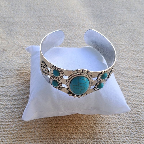 Bracelet cuff like new with turquoise and haolite stones