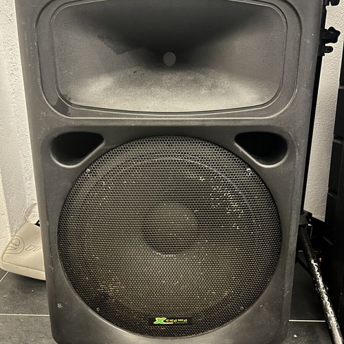 Xtreme Europa Audio 15' passive professional speakers with Peavey amplifier