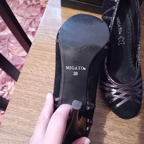 Women's black velvet shoes used with shiny details Migato size 38