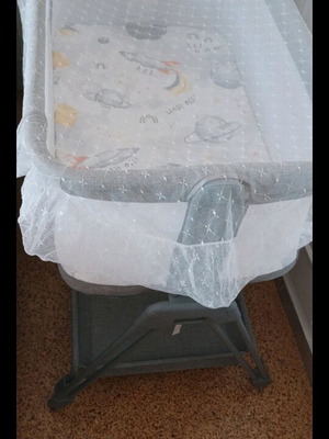 Baby cot like new with 7 height levels, wheels, shelf and gift sheets with mosquito net