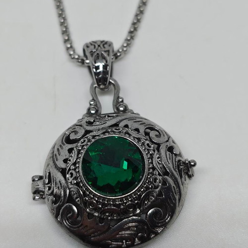 Locket pendant with green crystal vintage like new