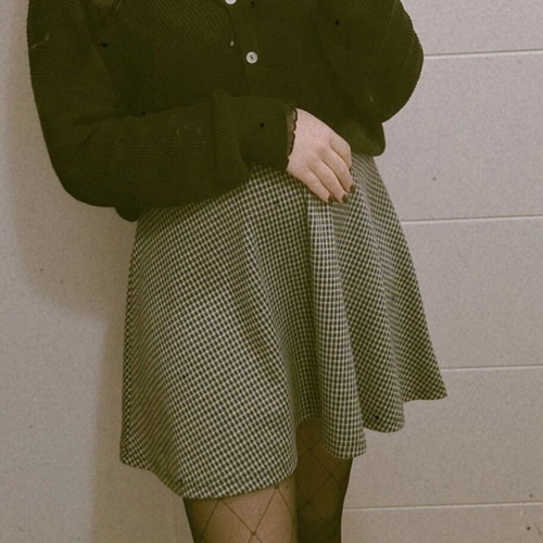 Only skirt black and white above the knee like new, elastic waist, size S