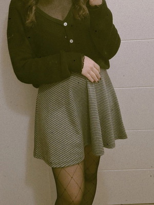 Only skirt black and white above the knee like new, elastic waist, size S