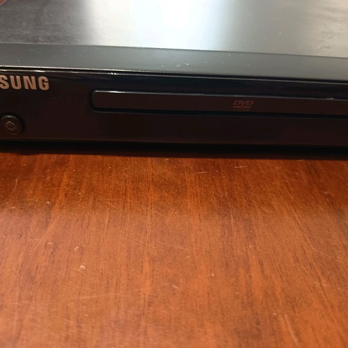 Samsung DVD player used with cables and remote control