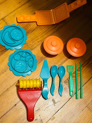 Play Doh set like new with molds for sweets and modeling clay