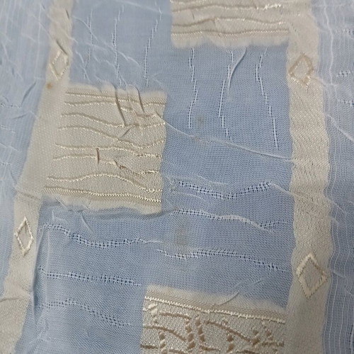 Table runner like new with lace in ecru and beige