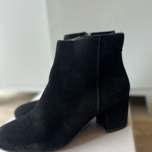 Steve Madden black suede boots size 37.5 like new