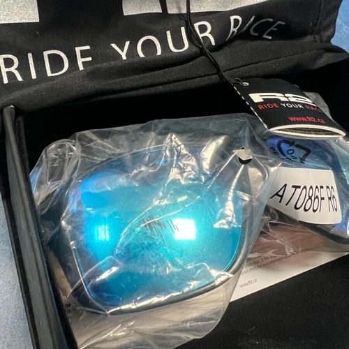 R2 Model tr 90 sunglasses used, black and blue