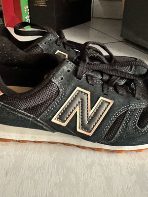 New Balance 373 women's black shoes like new, size 40
