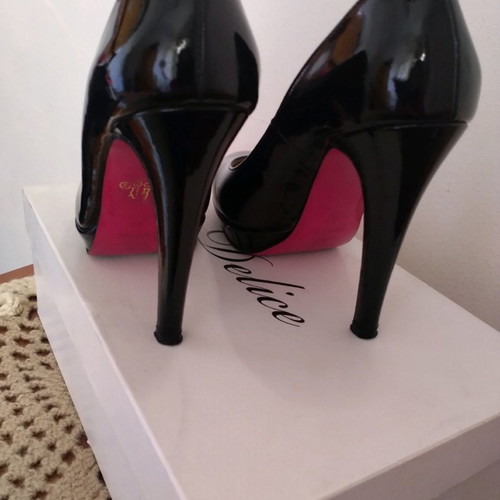 Patent leather pumps used size 37, leather with red sole