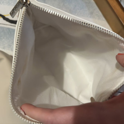 Toiletry bags Kevin Murphy and Kérastase used, white and beige
