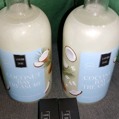 Lavish Care shower gels and eye liners new, set of 2+2