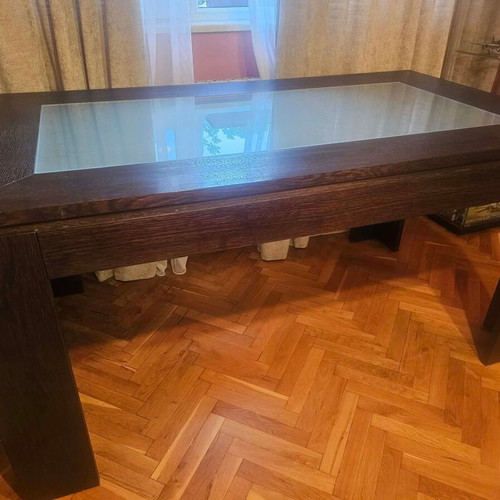 Dining table like new, solid wood with elegant design