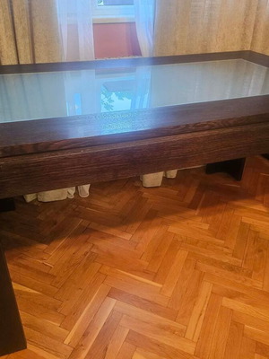 Dining table like new, solid wood with elegant design