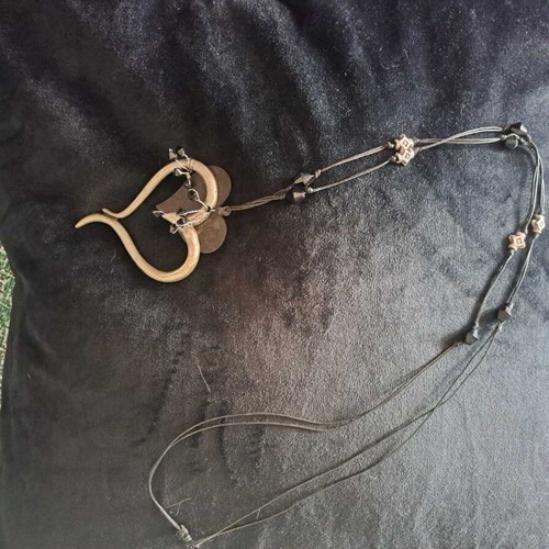 Necklace used in excellent condition