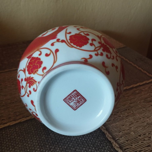 Chinese porcelain vase like new, medium size, high quality