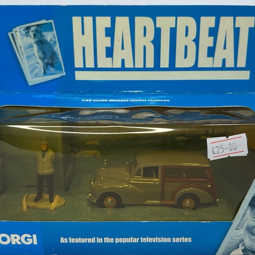 Corgi 2002 CC01701 Morris Minor Traveller & Figure New