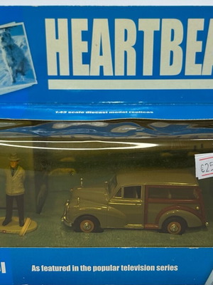 Corgi 2002 CC01701 Morris Minor Traveller & Figure New