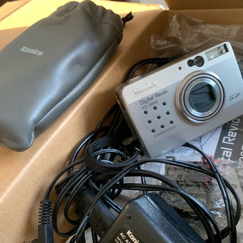 Konica Digital Revio KD-300Z vintage digital camera like new with accessories