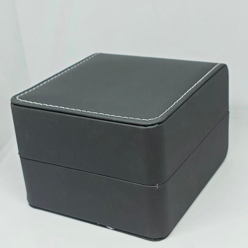 Watch case made of leatherette with protective cushion new