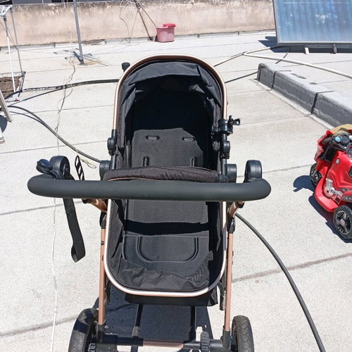 Multifunctional baby stroller like new with adjustable seat and footmuff