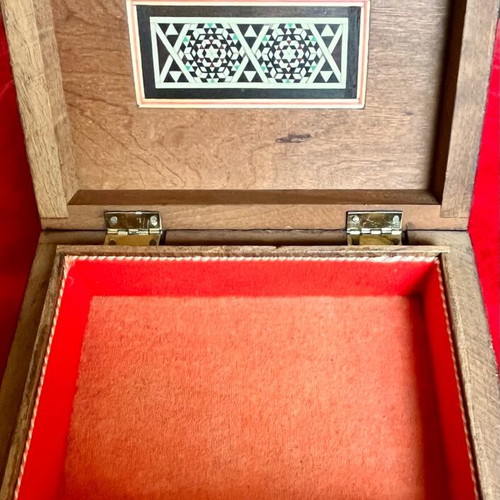 Ξύλινο κουτί vintage 1960s με mother of pearl marquetry από τη Μέση Ανατολή μεταχειρισμένο