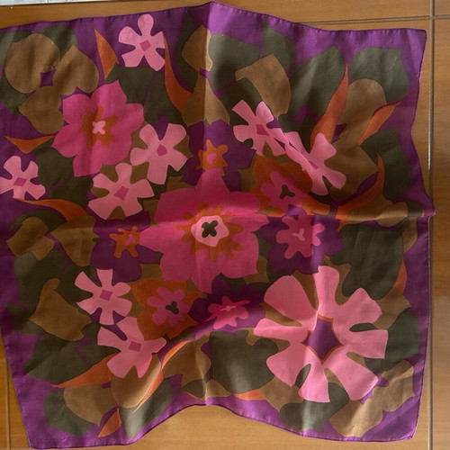 Scarf with flowers like new, pink and green