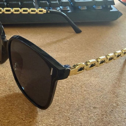 Sunglasses with black oversized frame and gold chain decoration, new