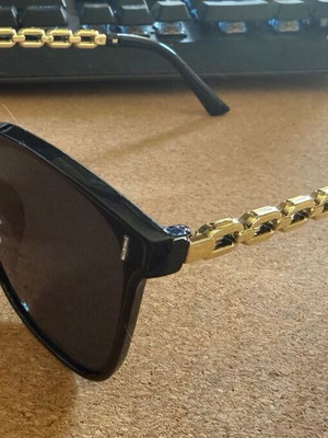 Sunglasses with black oversized frame and gold chain decoration, new
