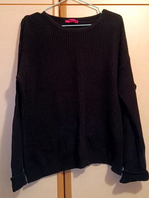 Γυναικείο πουλόβερ Pink Woman μαύρο με λαιμόκοψη, μέγεθος Large, μεταχειρισμένο