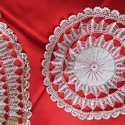 Handmade round table linen set with two napkins like new