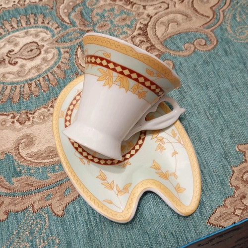 Coffee set new with gold details, 6 cups and 6 saucers