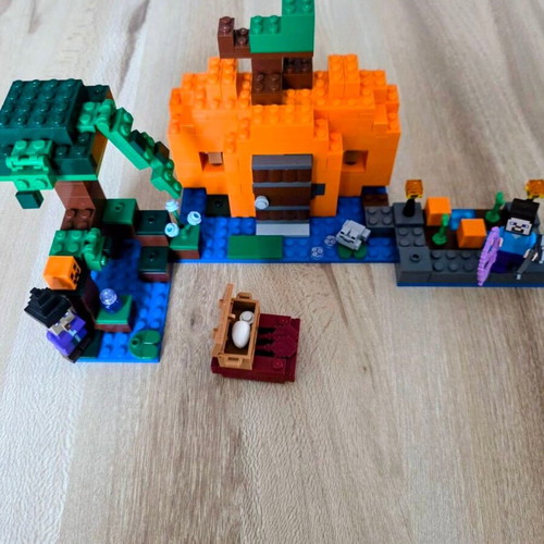 LEGO Minecraft The Pumpkin Farm set like new 257 pieces