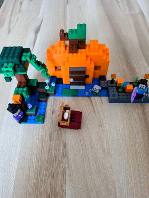 LEGO Minecraft The Pumpkin Farm set like new 257 pieces