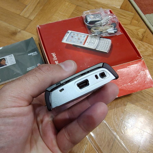 Nokia N95 used with crack and loose cover
