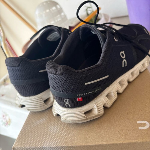 On Cloud women's athletic shoes used, size 39, black